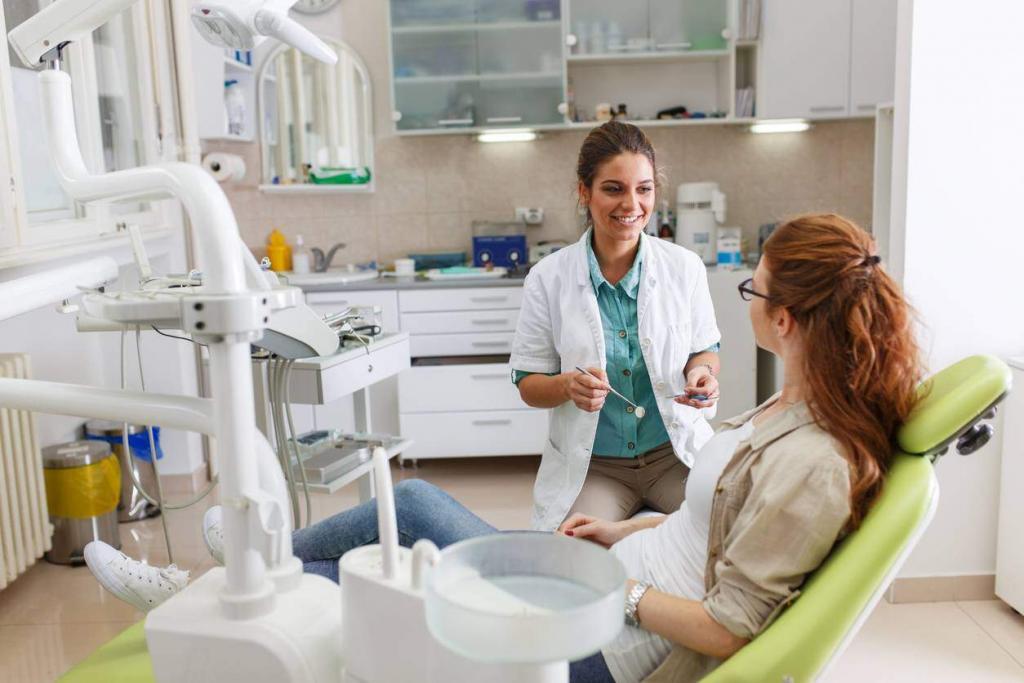 St. Louis woman talking with her dentist